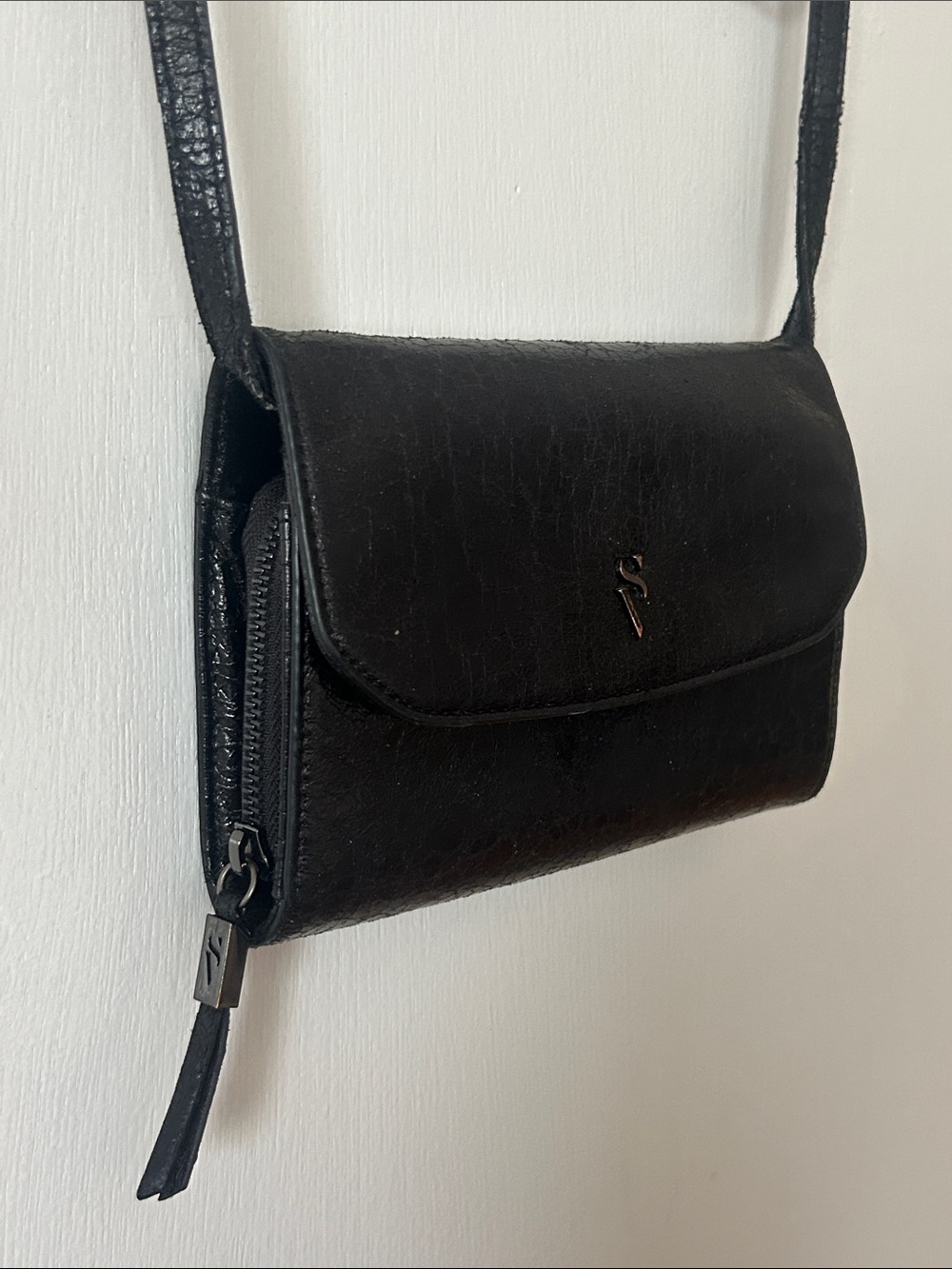 Simply Vera Vera Wang Signature mini faux leather crossbody bag
